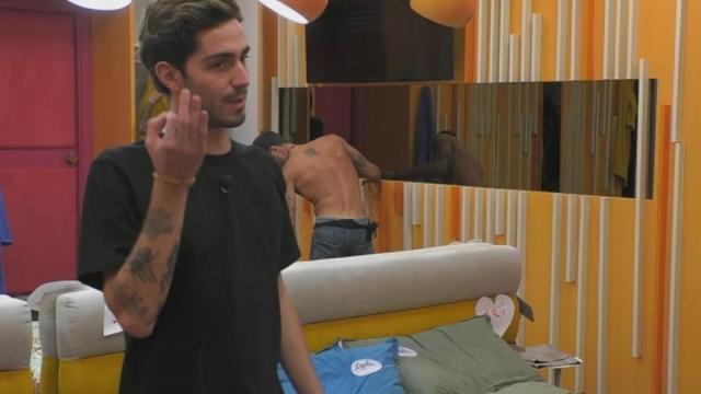 Le lacrime di Andrea Zelletta e della fidanzata Natalia Le lacrime di Andrea Zelletta e della fidanzata Natalia