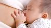 Une grand mère donne le sein à son petit fils, elle est prise en flagrant délit