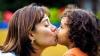 Bisous sur la bouche de ses enfants, la pratique fait débat
