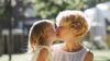 Embrasser ses enfants sur la bouche : une pratique décriée par certains psychologues