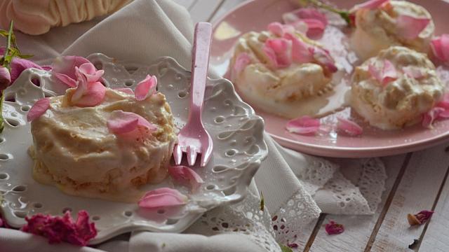 Ricetta,Torta di meringa con petali di rosa: un dessert semplice e d'effetto