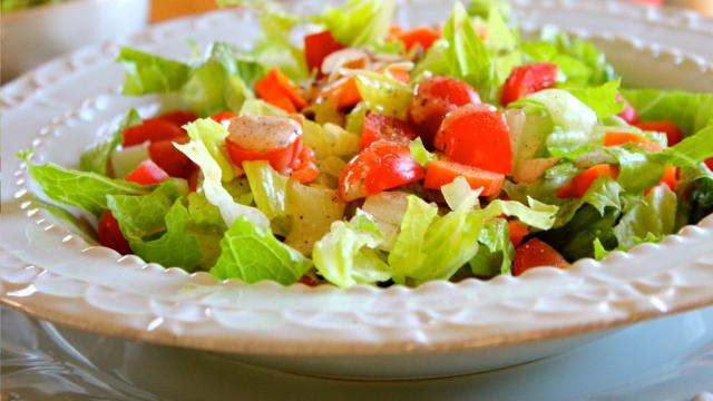 Comer salada antes das refeições é fundamental para uma boa saúde alimentar