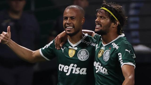 Com dois gols em cada tempo, Palmeiras goleia Coritiba no Allianz