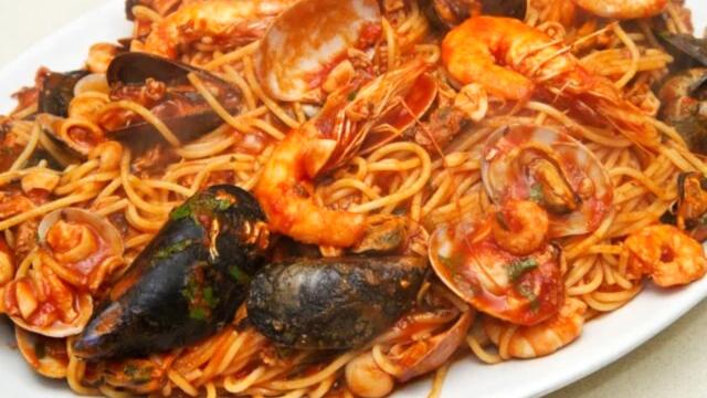 Ricetta, spaghetti alla pescatora: un primo piatto al profumo di mare 