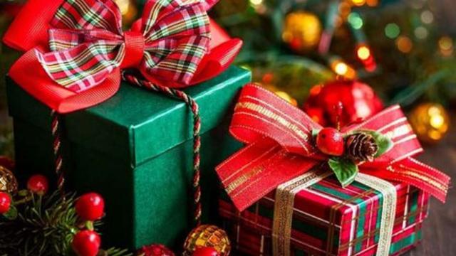 Curiosità, regali di Natale 2022: tra i più gettonati portafoto, Smartbox e porta tisane 