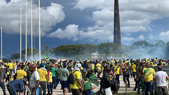 Ao menos 300 são presos após atos terroristas em Brasília