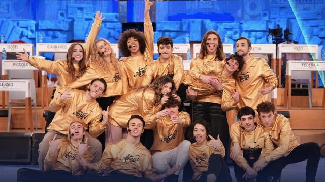 Ascolti TV, Amici batte Il cantante mascherato