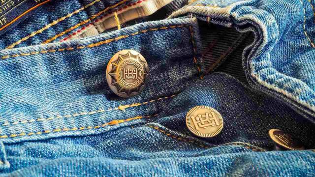 Moda primavera-estate 2023: saranno di tendenza i jeans a zampa