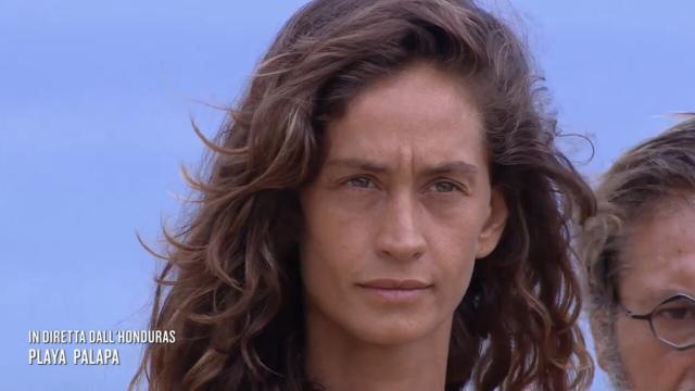Isola dei famosi: Helena si isola dai naufraghi, Cristina stanca delle liti