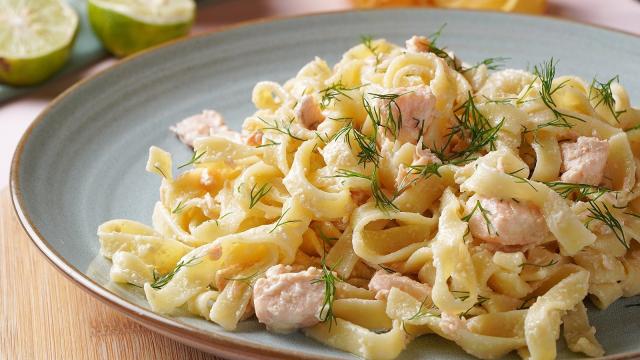 Ricetta, tagliatelle al salmone: un piatto di classe diffuso in tutta Italia