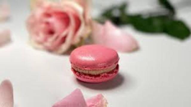 Ricetta dei macarons alla crema di rose: dolcetti francesi dal gusto irresistisbile
