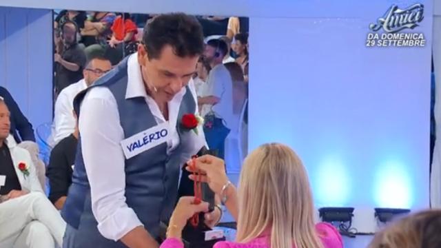 U&D, puntata del 23/9: Gemma torna nel parterre e Valerio le regala una collana