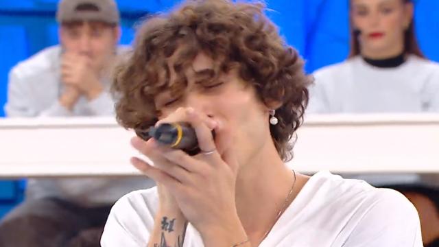 Amici: Lazzari, cantante da 2,2 mln di follower, entra nella scuola, i fan protestano 