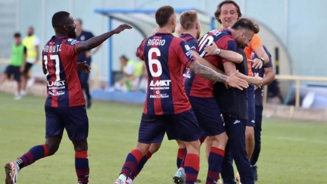 Il Crotone batte il Taranto: Silva e Tumminello ribaltano il match in casa