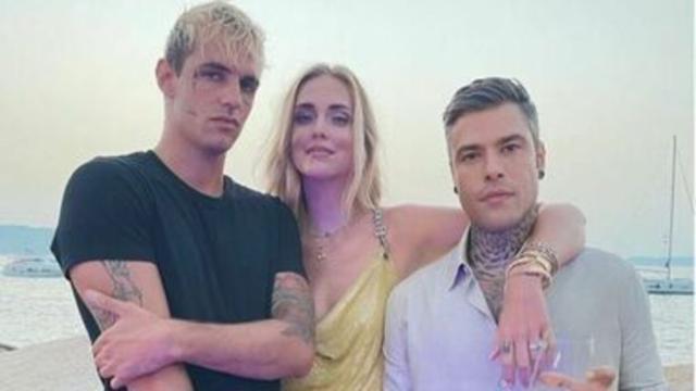 Corona su Ferragni: 'Ha avuto incontro extraconiugale con Achille Lauro' 